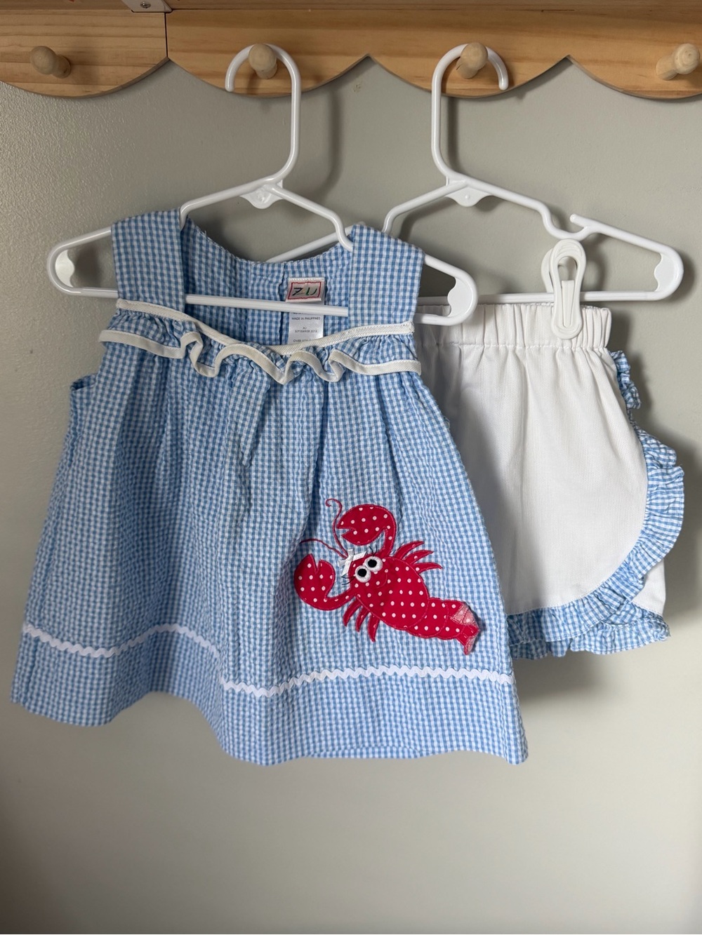 ZU Girls 18M Gingham Seersucker Lobster 2pc Set (minor flaw, see description)